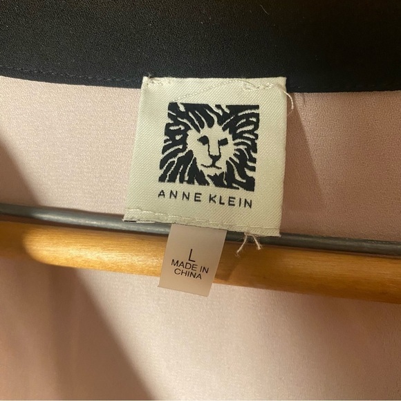 Anne Klein V-Neck Peasant Sleeve Blouse In Dusty Pink with Black Accents - Picture 4 of 8